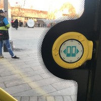 Самостоятельное открытие двери автобуса