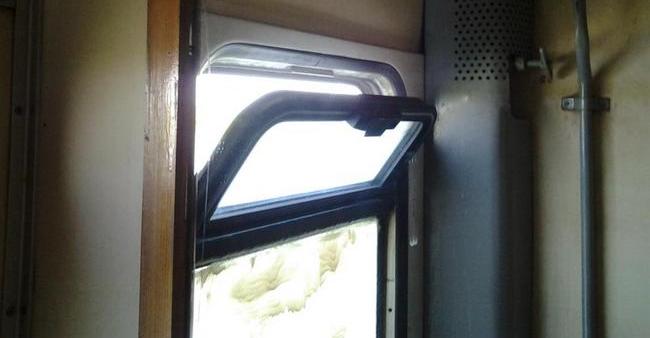Процесс открытия окна в поезде